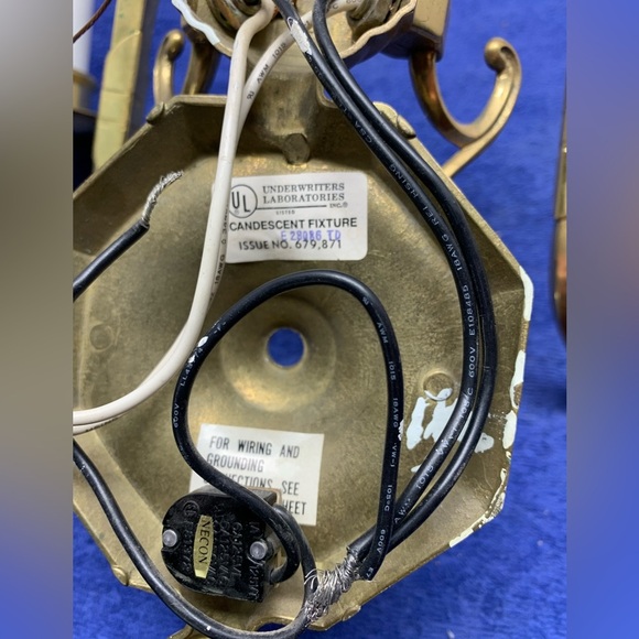 VINTAGE BRASS 2 ARM CANDLE LIGHT WALL SCONCES 14"tx16"w Williamsburg Switched - Picture 6 of 8